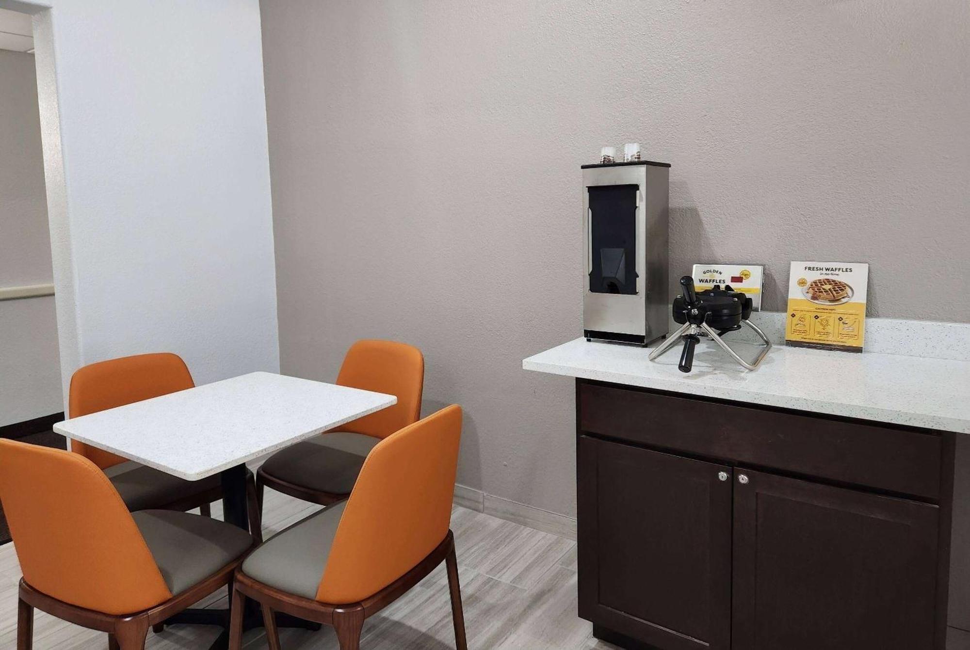 מלון Baymont By Wyndham San Antonio Airport מראה חיצוני תמונה